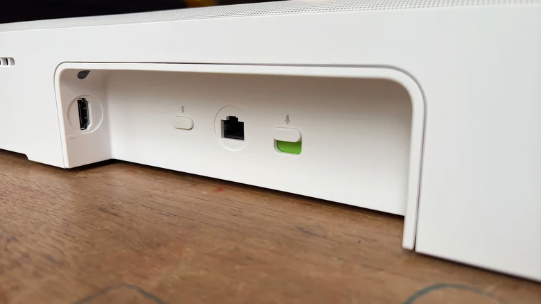 المنافذ الموجودة في شريط الصوت Sonos Arc Ultra.