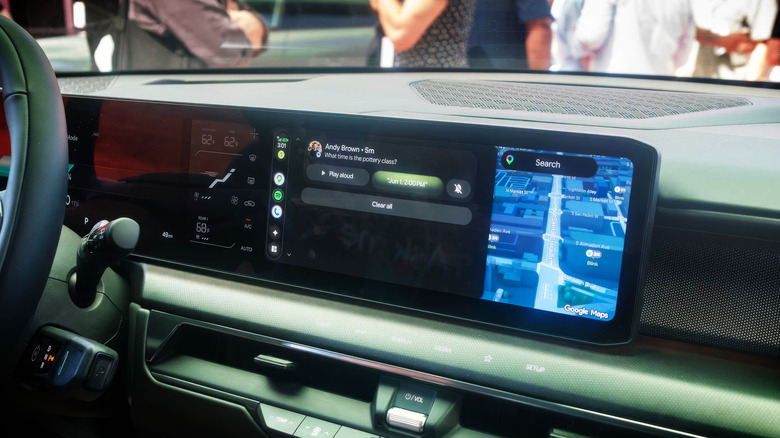 Android Auto معروض على سيارة BMW