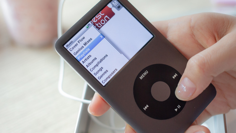 شخص يتنقل في قوائم iPod Classic