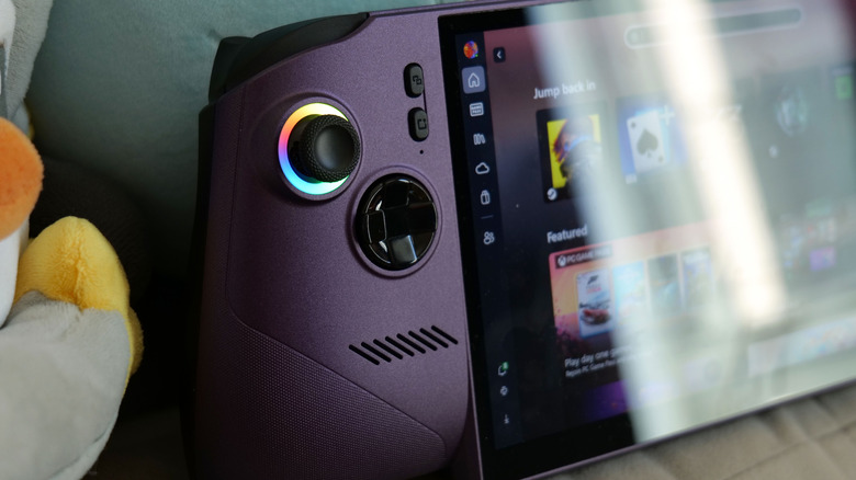 الجانب الأيمن والأزرار الموجودة على MSI Claw 8 EX AI+