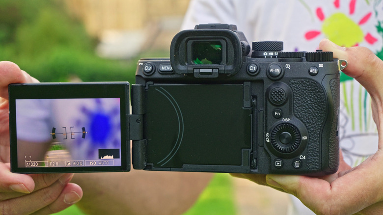 تظهر كاميرا Sony A7R VI بدون مرآة من الخلف مع تدوير الشاشة للخارج