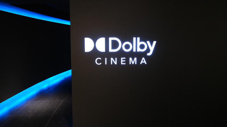 شعار Dolby Cinema عند مدخل قاعة المسرح