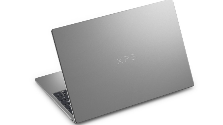 الجزء الخلفي من الطراز XPS 13 طراز 2026 باللون الرمادي العاصف.