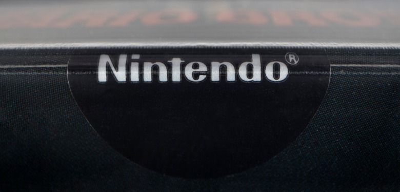 صورة مقربة لختم الملصق اللامع للعبة Super Mario Bros.