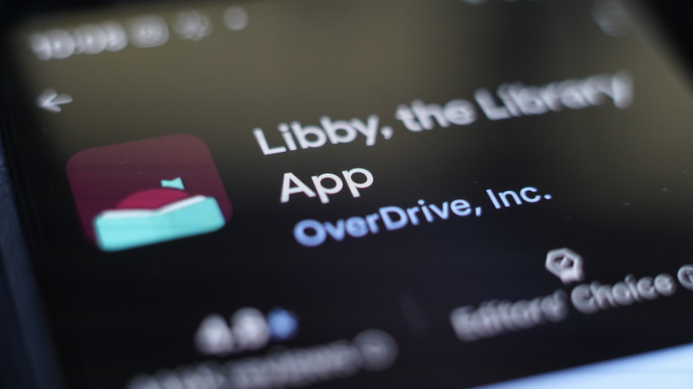 تظهر شاشة سوداء لتطبيق المكتبة Libby باللون الأرجواني.