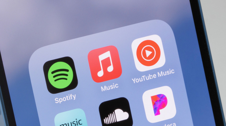 تطبيقات دفق الموسيقى المتنوعة على شاشة iPhone الرئيسية