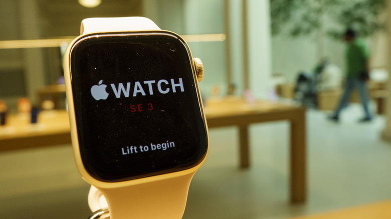 ساعة Apple Watch معروضة في متجر Apple Store