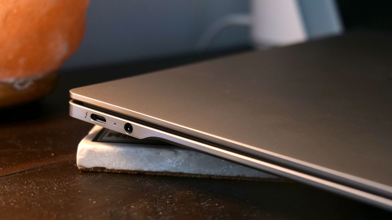 يمكن أيضًا استخدام منافذ USB-C الثلاثة لجهاز HP OmniBook Ultra 14 للعرض والشحن.