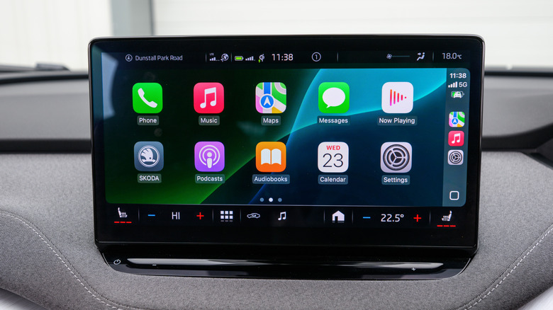 شاشة داخل السيارة مع تفعيل Apple CarPlay