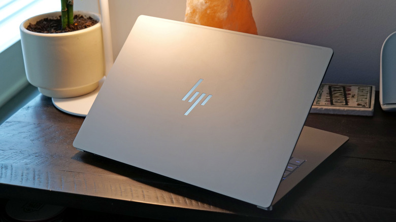 يتميز OmniBook Ultra 14 بهيكل من الألومنيوم المختوم.