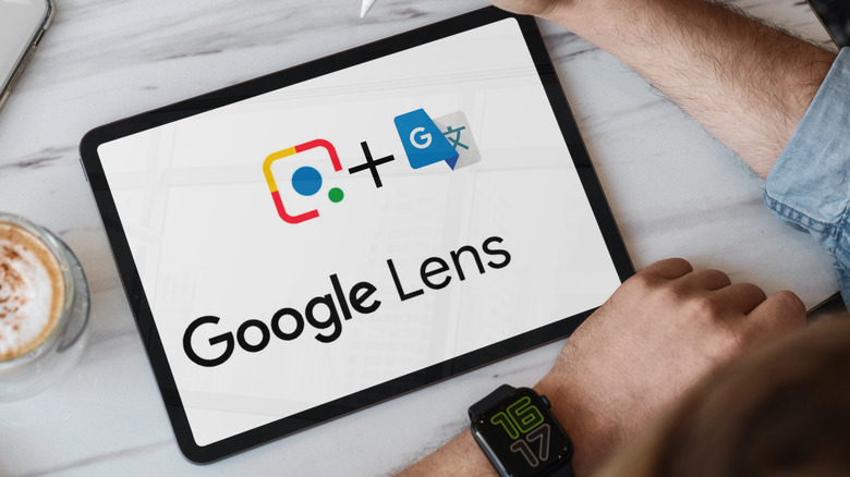 شعار Google Lens على جهاز لوحي