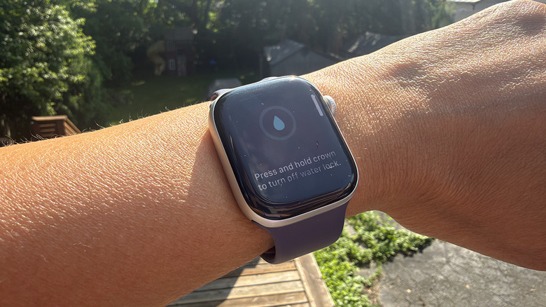 معصم بالخارج مع ساعة Apple Watch تظهر عليها ميزة قفل الماء.