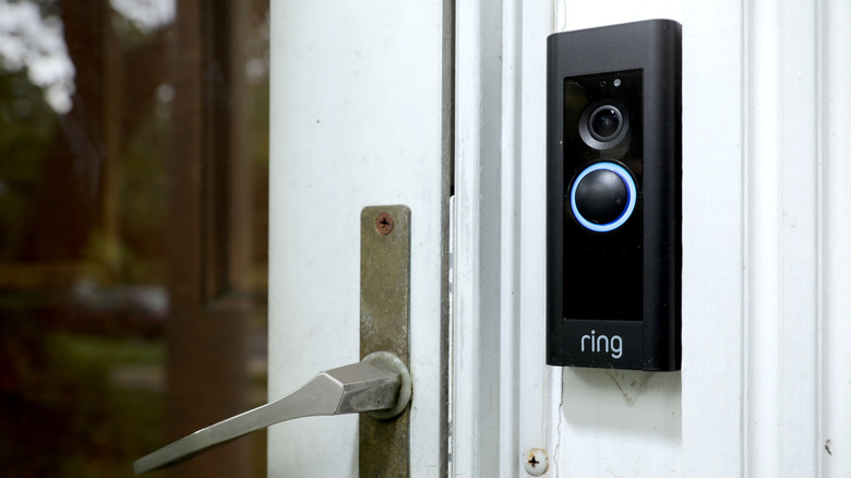 كاميرا Ring Doorbell مثبتة بالقرب من الباب