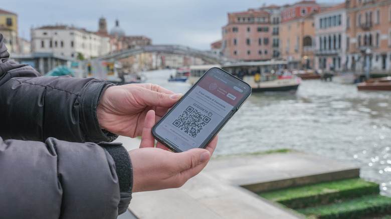 رمز QR على هاتف في مدينة البندقية، إيطاليا
