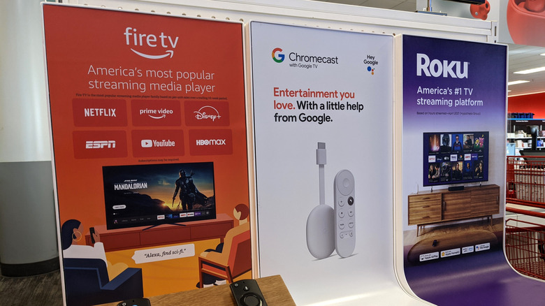 عرض لمشغلات الوسائط المتدفقة الشهيرة، بما في ذلك Fire TV وChromecast وRoku، في متجر إلكترونيات