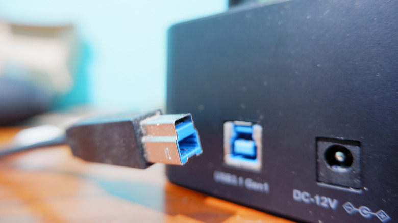 كابل USB-B متصل بجهاز طرفي