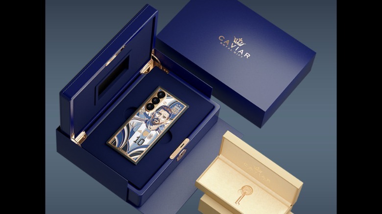 عبوة Caviar المخصصة لهاتف ليونيل ميسي Galaxy Z Fold 8 Ultra.