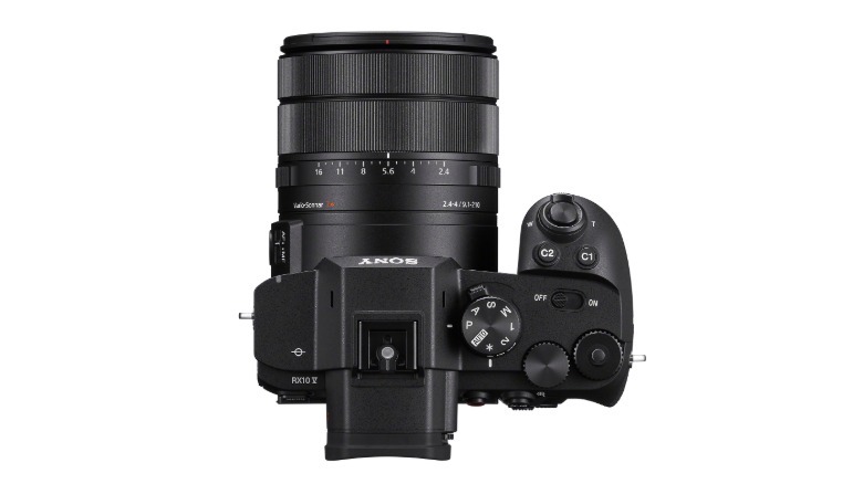تظهر كاميرا Sony RX10 V ذات التكبير الفائق من الأعلى