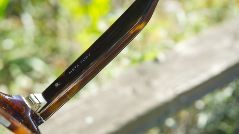 الذراع الداخلي لنظارات Meta Glass يُظهر مفتاح الطاقة.