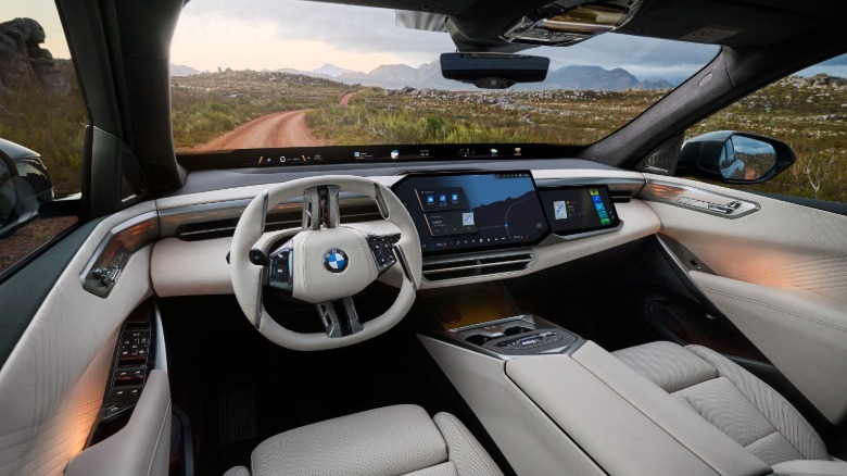 مقصورة BMW iX5 بشاشتين