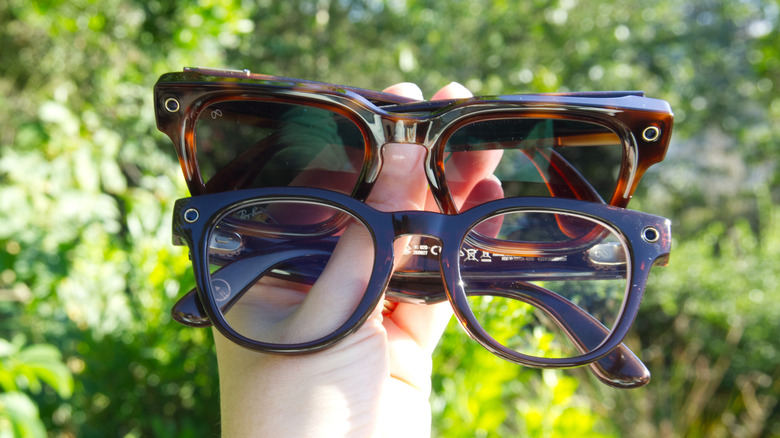 نظارات Ray-Ban Meta Optics ونظارات Meta Fury جنبًا إلى جنب.