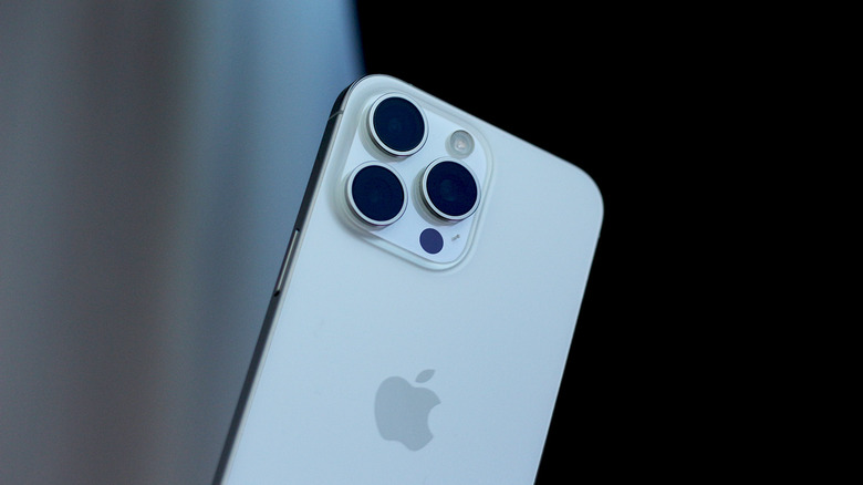 صورة مقربة لجهاز iPhone 15 Pro Max