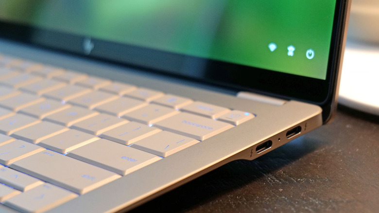 يتميز الجانب الأيمن من HP OmniBook Ultra 14 بمنفذي USB-C مع دعم Thunderbolt 4.