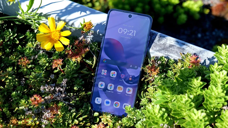 Motorola Razr Ultra بين المساحات الخضراء والزهور