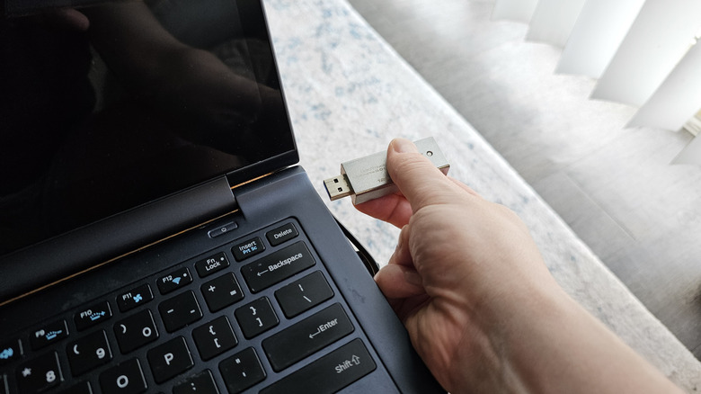 توصيل محرك أقراص فلاش USB بالكمبيوتر المحمول