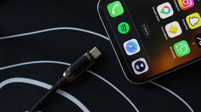 كابل USB-C بجوار جهاز iPhone