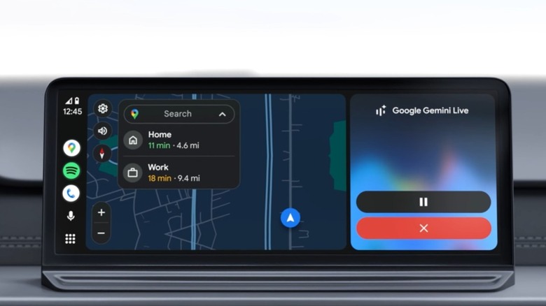 Android Auto على شاشة السيارة، مع خرائط ومطالبة Google Gemini على الشاشة المقسمة