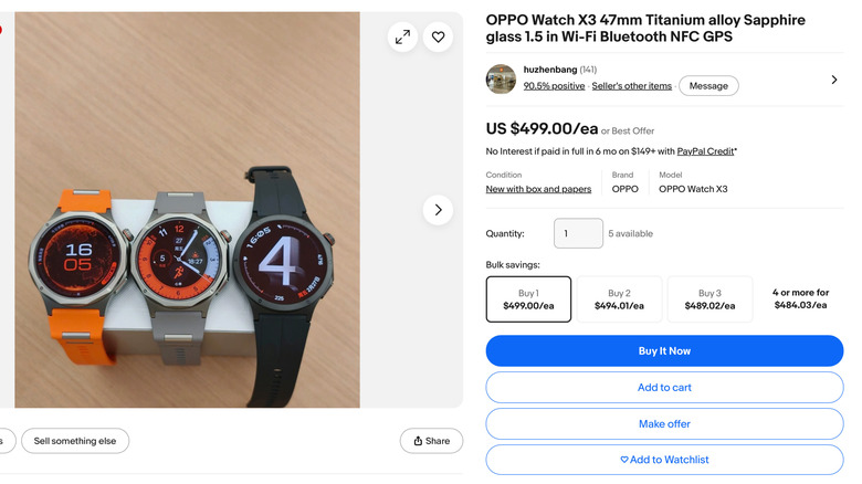 ثلاثة إصدارات من ساعة OPPO Watch X3، في نطاقات مختلفة، على الطاولة