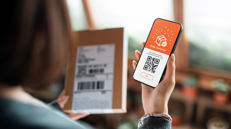رمز QR للشراء عبر الإنترنت على هاتف ذكي حديث