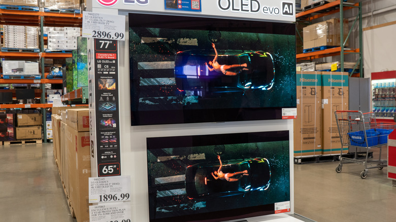 شاشة عرض متجر تحتوي على تلفزيونات LG OLED evo AI. أحدهما عبارة عن شاشة مقاس 77 بوصة بسعر 2896.99 دولارًا.