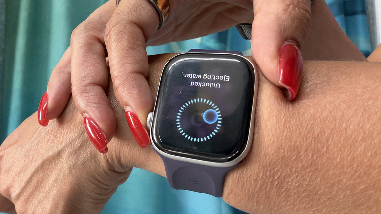 لمس الأصابع لساعة Apple Watch لإخراج الماء.