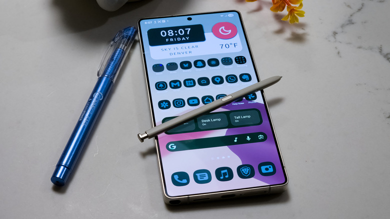 تم وضع هاتف Samsung Galaxy S25 Ultra مع قلم S Pen على سطح العمل